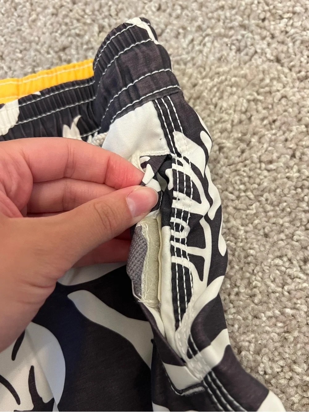 ⚪️GAP: Boy size XS, gray & white Hawaiian theme bathing suit trunks, preowned⚪️